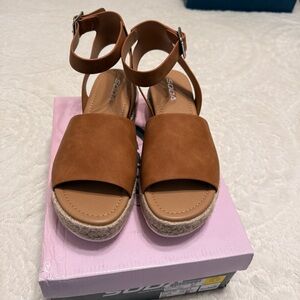 Soda Topic Open Toe Flat Wedge Sandal